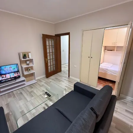 Alle's M Shyri Apartament